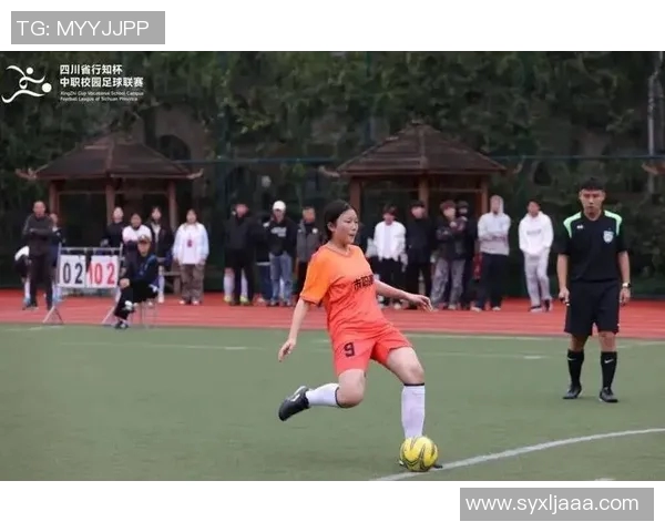 足球明星女球员魅力瞬间展现她们的风采与激情